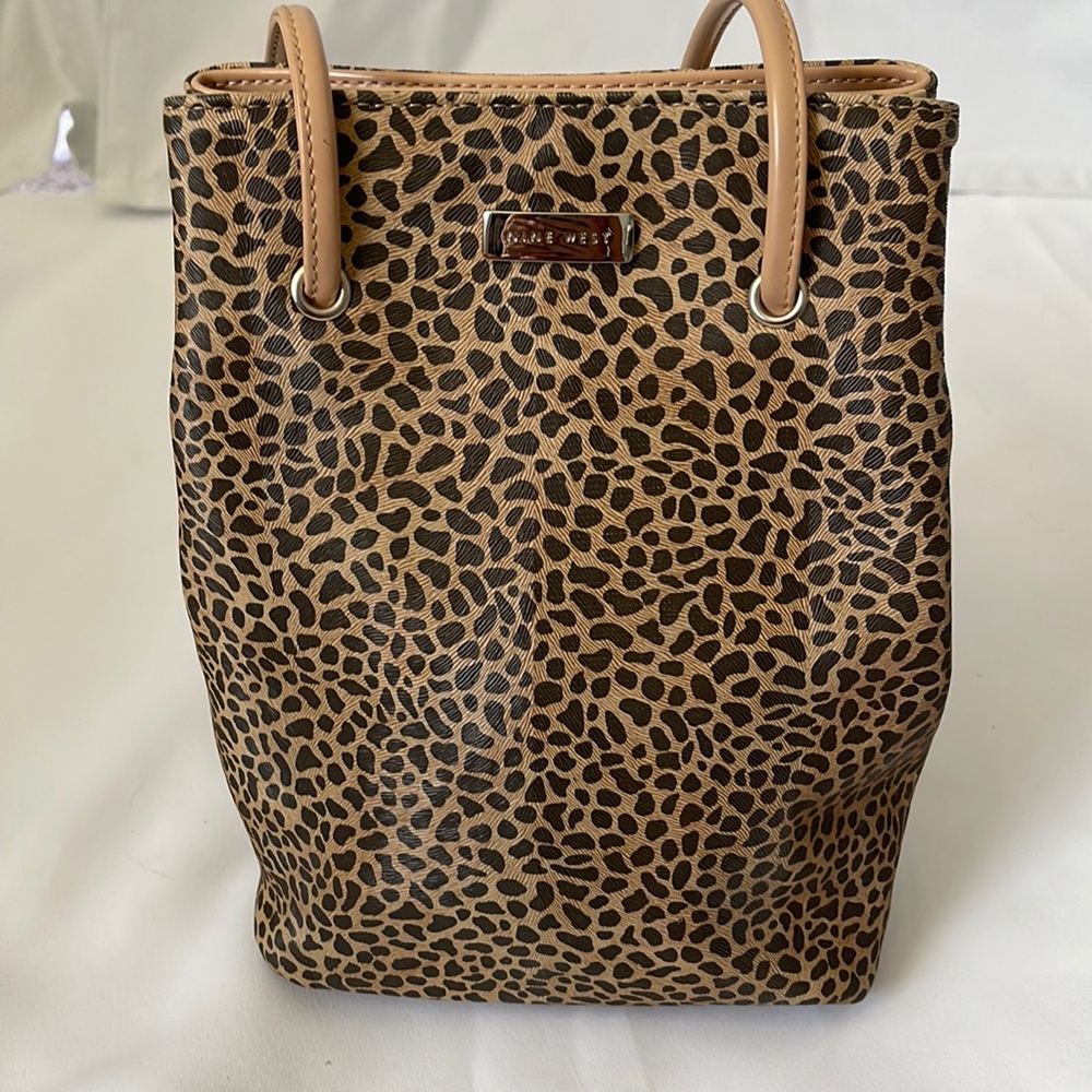 Nine West like new shoulder bag in animal print.